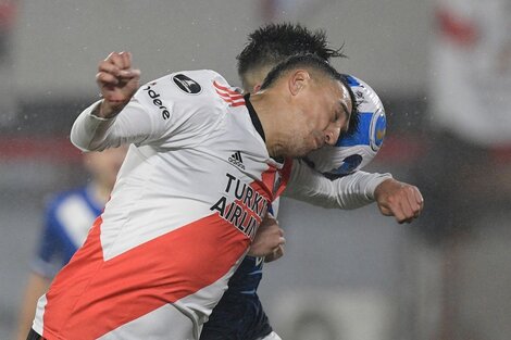 Foto del momento en que la pelota golpea en la mano de Matías Suárez en el gol anulado a River. 