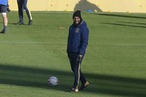 La confianza de Carlos Tevez durante la práctica de Rosario Central