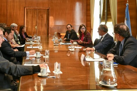 A la derecha, Pollera, Batakis, Scioli y Pesce, en la reunión con alimenticias.