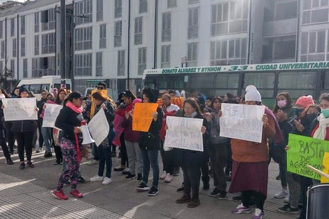 Protestas contra una directora acusada de violenta