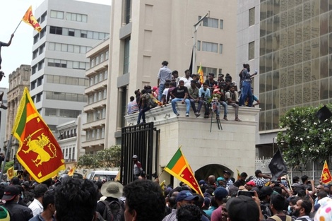 Manifestante superaron el perímetro de seguridad y tomaron la residencia presidencial, en Colombo, capital de Sri Lanka. (Foto: AFP)