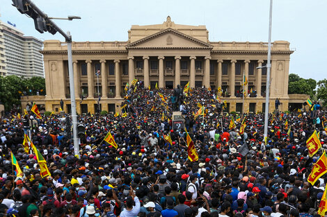 Una multitud irrumpe en las oficinas del presidente de Sri Lanka en Colombo.