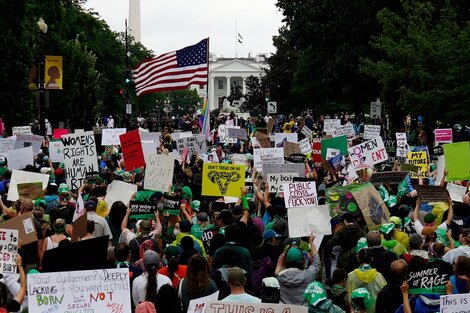 Piden a Joe Biden que tome más medidas para garantizar el derecho al aborto 