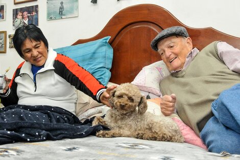 Milagro Sala, su esposo Noro y Bichi, el perro caniche, que se acomoda entre los dos y celebra cada visita con ladridos.