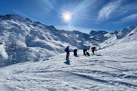 Un escalador captó el momento en que fue alcanzado por un alud de nieve en Asia