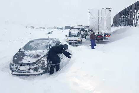 La nieve se hizo presente con intensidad en Las Cuevas y quedaron varados unos 400 vehículos.
