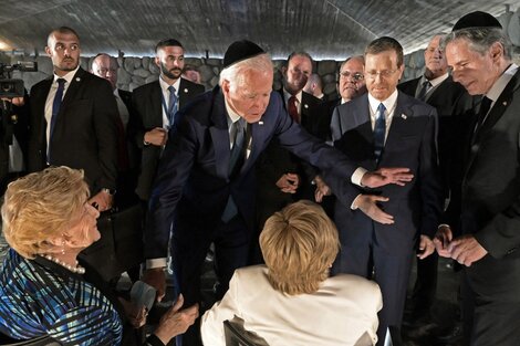 Biden habla con sobrevivientes del Holocausto en Jerusalem.