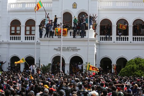 Manifestantes irrumpen en las oficinas del primer ministro en Colombo.