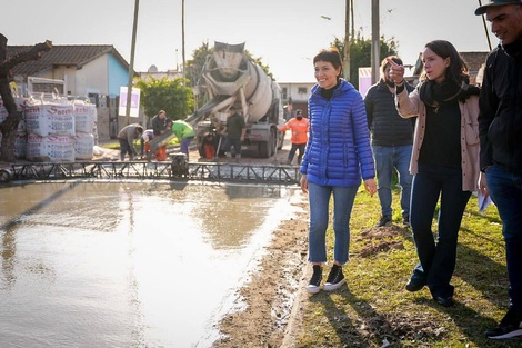 Mayra charló con vecinos y vecinas en la recorrida por la repavimentación de 65 cuadras en los barrios Jorge Novak y La Odisea