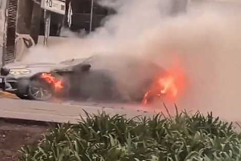 Video: impresionante incendio de un auto en plena avenida 9 de Julio