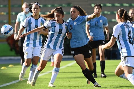 La argentina Falfán disputa con Gómez. El seleccionado femenino se floreó en Colombia