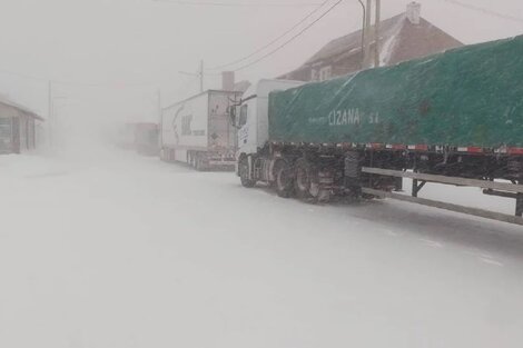 Por fuertes nevadas en la zona de frontera entre Mendoza y Chile, cierran el paso Cristo Redentor. (Foto:Asociación de Propietarios de Camiones de Mendoza)