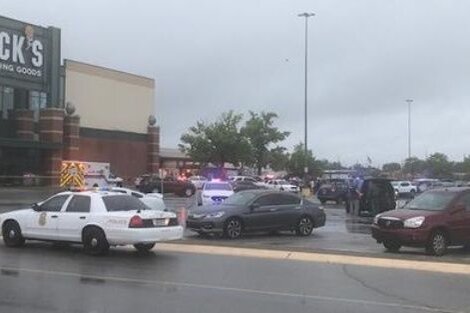 Violencia sin fin. Un hombre con un rifle mató tres personas en un shopping en Greenwood, Indiana. Imagen: Captura TV