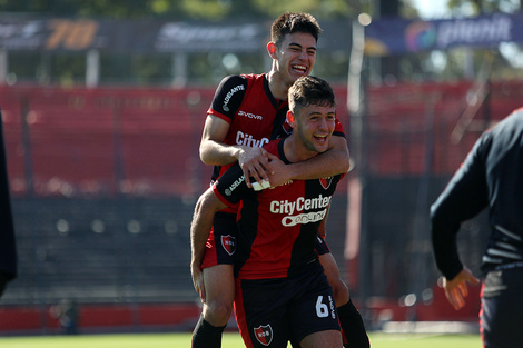 1) Ñuls celebró ayer con el triunfo de la reserva. 2) Montoya está en duda para el jueves.