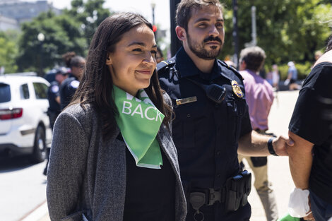 Detienen a Ocasio-Cortez y a otras 16 congresistas en una manifestación por el aborto legal en Washington