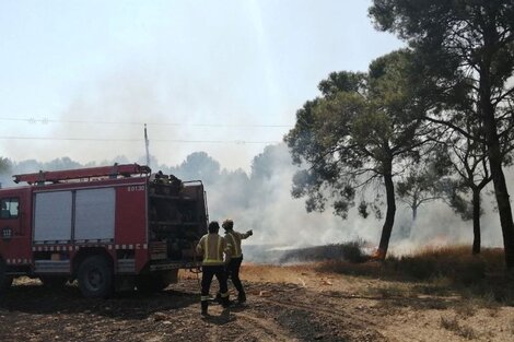 El gran incendio del Pont de Vilomara, en Barcelona, que entre el domingo y el lunes arrasó más de 1.700 hectáreas y afectó a decenas de viviendas fue intencional, determinó la Justicia. (Foto: Bomberos de la Generalidad de Cataluña)