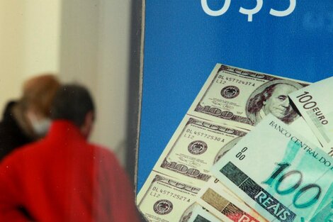 Dólar: advierten por una "cuádruple corrida"