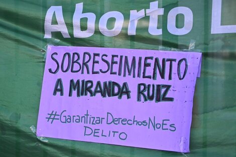 Pañuelazo por la nulidad de la causa penal contra la médica Miranda Ruiz