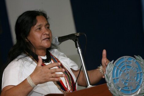 Leonor Zalabata, de la comunidad indígena Arhuaca, mientras habla durante una rueda de prensa, a 8 de agosto de 2007, en Bogotá, Colombia.
