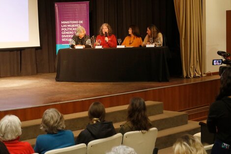 (De izq. a der.) Nelly Bórquez, Mónica Santino, Mirta Bruno (protagonistas las tres) y Lucia García Itzigsohn (directora Provincial de Comunicaciones del Ministerio de Mujeres).