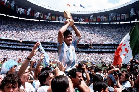 Maradona con la Copa del Mundo ganada en México 86.