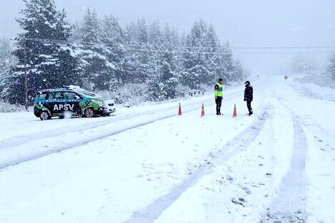 Una intensa nevada en la Patagonia provocó cortes de energía y complicaciones para transitar en las calles y rutas 