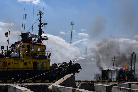 Bomberos luchan contra un incendio en Odesa atribuido a misiles rusos.