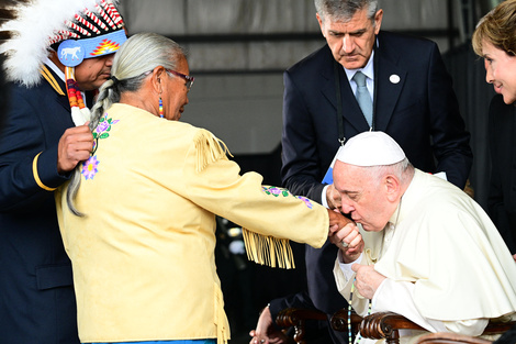 El lunes, en su primer día de actividades, el Papa irá a Maskwacis, casi 100 kilómetros al sur de Edmonton, para tener un encuentro con representantes de los tres pueblos indígenas del país. Foto: AFP