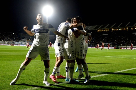 Gimnasia ganó y quedó a cuatro puntos de la cima