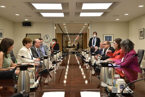 Kristalina Georgieva y Silvina Batakis frente a frente, junto a sus colaboradores y diplomáticos.