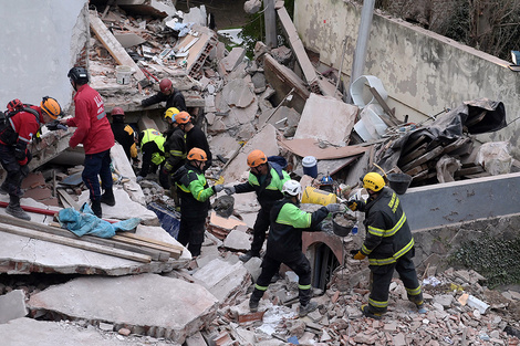 Los rescatistas trabajaron desde el domingo en el rescate, y ayer encontraron el cuerpo sin vida de Luis Ariel López.  (Fuente: Sebastián Granata)