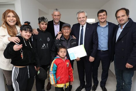 En Avellaneda, Alberto Fernández y Jorge Ferraresi entregaron el
crédito para construcción número 60 mil