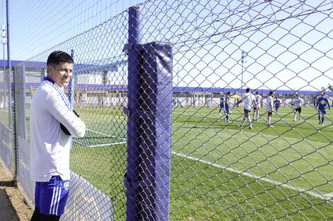 Marcos Rojo mira el partido de reserva en el que Boca le ganó 1 a 0 a Patronato.