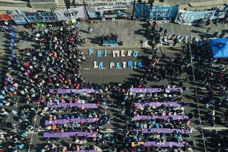 Barrios de Pie y otras organizaciones sociales realizaba este mediodía una protesta frente al Congreso para denunciar que el sector agropecuario "busca desestabilizar, generar un proceso devaluatorio" (Fuente: NA)