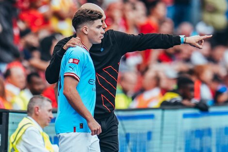 Julián Álvarez hizo un gol en su debut en el Manchester City, pero no alcanzó y Liverpool ganó la Community Shield