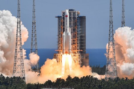 El cohete chino fuera de control impactó en la Tierra y sus restos cayeron en el océano Índico