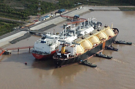 Barco metanero, destinado al transporte de gas natural licuado (GNL)