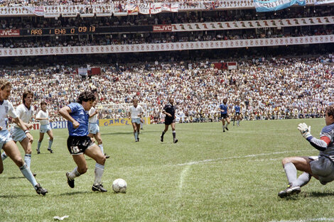 Subastan la camiseta con la que Diego Maradona le hizo el gol a los ingleses