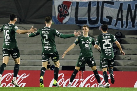 Los jugadores de Sarmiento festejan el gol de Mainero (8)