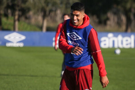 Luis Suárez y su reluciente dentadura durante su primera práctica en Nacional