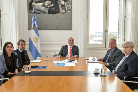 Juan Manzur con Daniel Funes de Rioja y su equipo de la UIA.