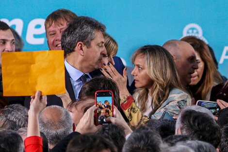 Final de fiesta con foto y abrazo para el matrimonio Massa Galmarini.