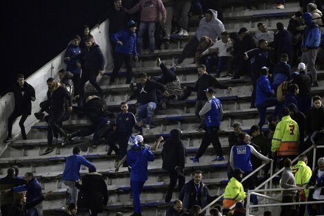 Incidentes, golpes y corridas entre hinchas de Vélez e infiltrados de Talleres