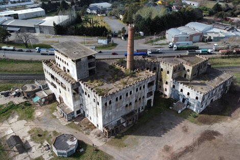 Tiene una estructura con recortes medievales y una chimenea imponente que se volvió un símbolo del lugar. Nació como la sede de una productora y exportadora de alimentos. Más tarde, allí funcionó un tenedor libre y un boliche bailable. (Foto: Télam)  