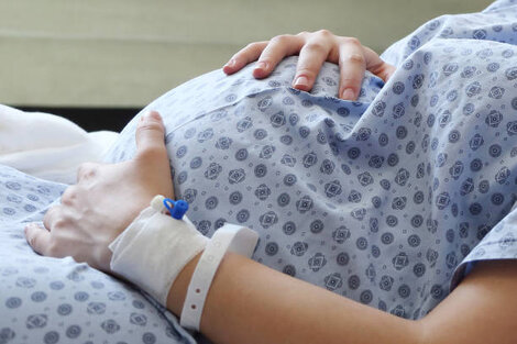 Una de las denunciantes contó a un medio local que mientras tenía a su hijo en brazos debió firmar un papel, y aseguró no recordar el contenido.(Foto: Istock)