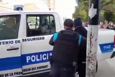 Insólito: se escapó un delincuente cuando el policía lo subía al patrullero