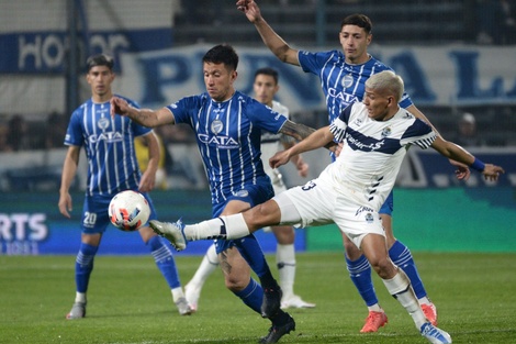 El duelo se jugó en el campo platense (Fuente: Fotobaires)