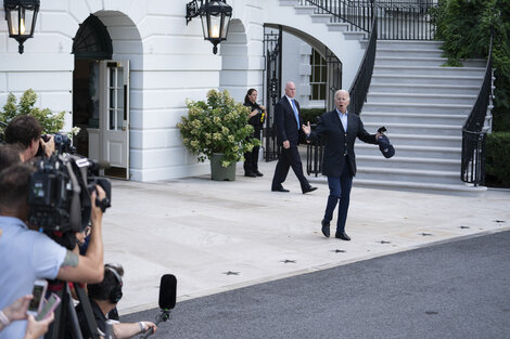 Joe Biden sale de la Casa Blanca tras 18 días de aislamiento por covid-19. Imagen: AFP