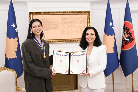 La cantante Dua Lipa fue nombrada embajadora de honor de Kosovo