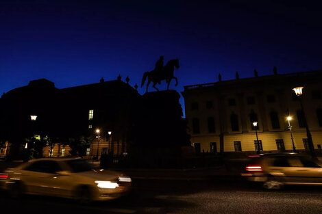 na imagen de Berlín poco iluminada. Esta es una de las medidas que se han tomado para ahorrar energía.